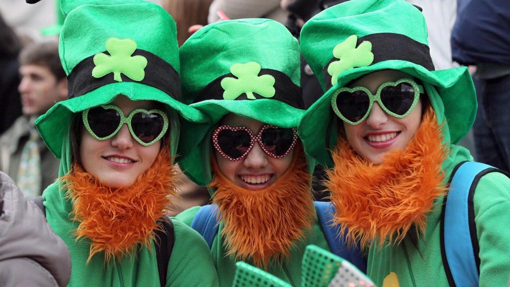 Qual a origem do Saint Patrick’s Day? 4 O duende que nós conhecemos como símbolo de Saint Patrick's Day foi adotado após o filme A Lenda dos Anões Mágicos da Disney
