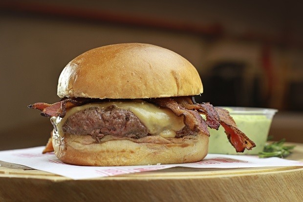 Descubra quais cervejas Providência harmonizam com hambúrguer 2 hambúrguer bacon - cerveja